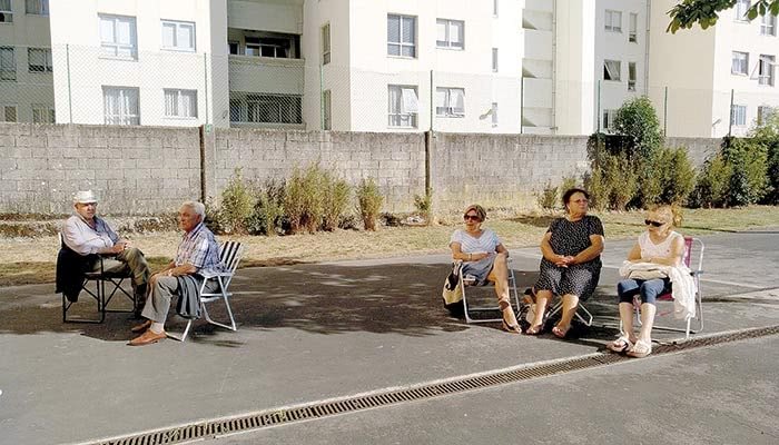 Vecinas y vecinos tomando el fresco el parque de la Sardiñeira