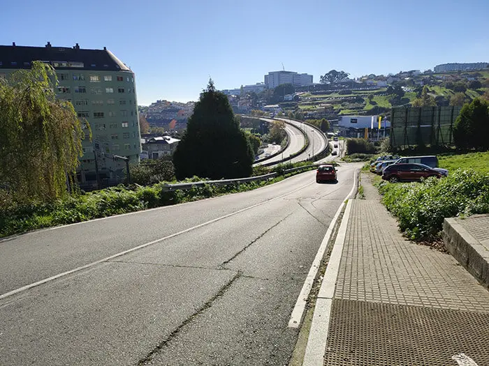 No hay acera en toda la calzada y ya ha habido accidentes