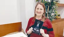 Retrato de la escritora y gestora judicial Yolanda L&oacute;pez durante su entrevista sobre el libro de poemas O Ring.