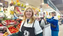 Susana y Rafa atendiendo en la Fruter&iacute;a Rafa del Mercado de As Conchi&ntilde;as, A Coru&ntilde;a.