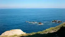 Rocas (&lsquo;penedos&rsquo; en gallego) en la costa de Lugo (Galicia). La palabra gallega &lsquo;pened0&rsquo; deriva del lat&iacute;n &lsquo;pinnetum&rsquo;. Fotograf&iacute;a de Ram&oacute;n Fern&aacute;ndez.