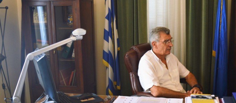 Spyros Galinos, alcalde de Lesbos, no seu despacho
© Miguelanxo Lar / María Rúa | Praza Pública