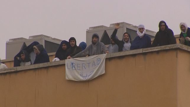 Los internos del CIE de Madrid que se subieron a la azotea del edificio. | ElDiario.es