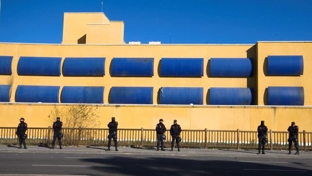 Policías en el Centro de Internamiento de Aluche, Madrid.