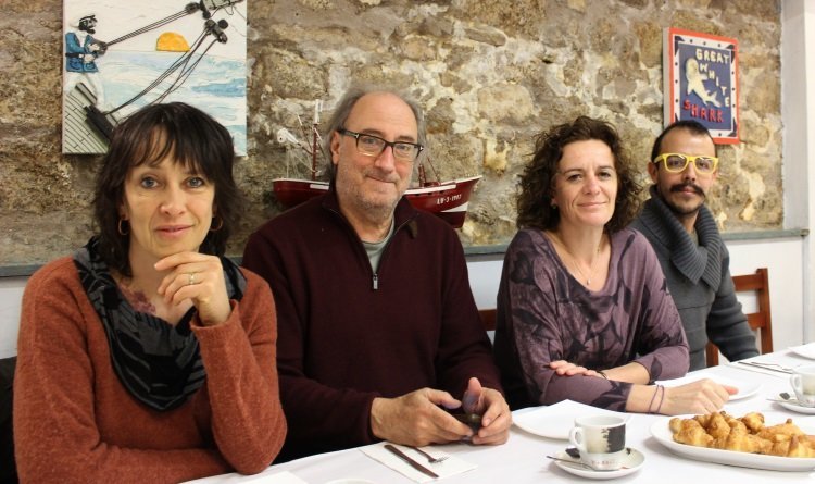 Dolors, Ramón, Pilar e Juan Pablo. Els Joglars, hoxe nunha cafetería da Coruña