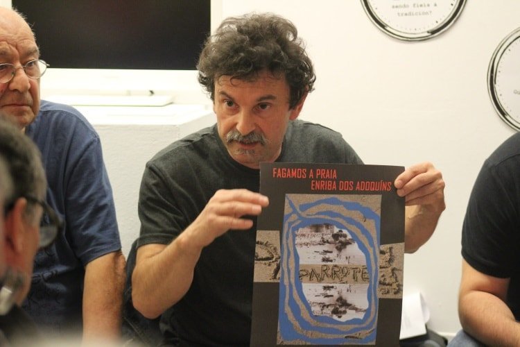 Pepe Galán mostra o cartel coa súa proposta-min