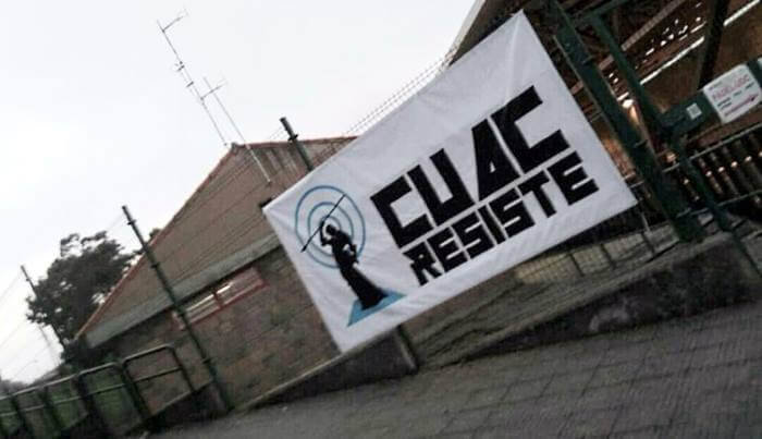 A faixa que denuncia a situación da emisora á portas de CUAC nun dos edificios da UDC. Foto @CUAC