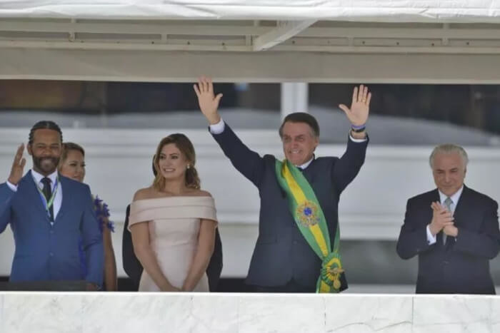 Bolsonaro saluda después de recibir la faja presidencial (Imagen de Marcelo Camargo Agência Brasil)