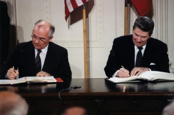 Borbachov y Reagan