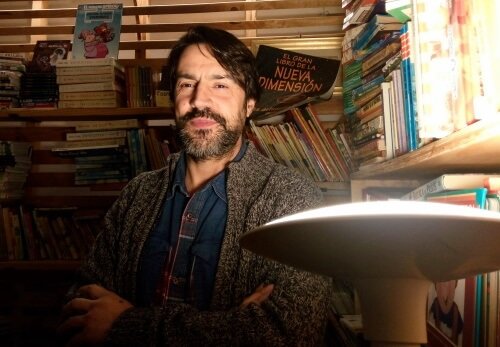 El escritor Antonio Arias Mosquera en la librería Fiandón, Libros de vello, de Coruña