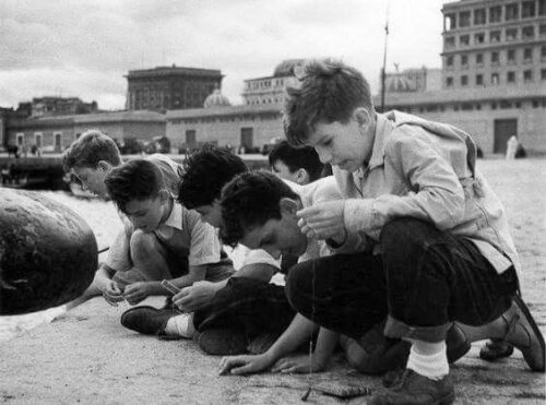 3. Niños pescando en el muelle de A Coruña, años 50. Autoría desconocida