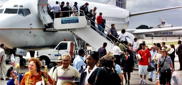 Cuba: se restablecen los vuelos regulares con EEUU después de 55 años pero el gobierno critica las trabas norteamericanas