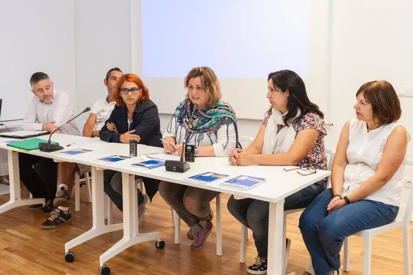 A concelleira Rocío Fraga, falou do Plan de Acollida na presentación do informe de Médicos do Mundo