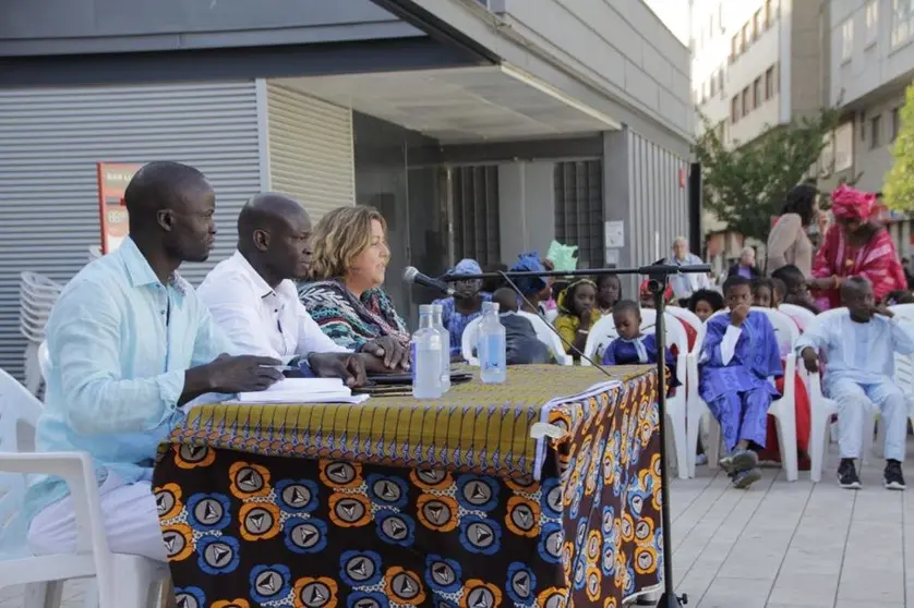 Rocío Fraga con representantes de &#34;África Universal&#34;