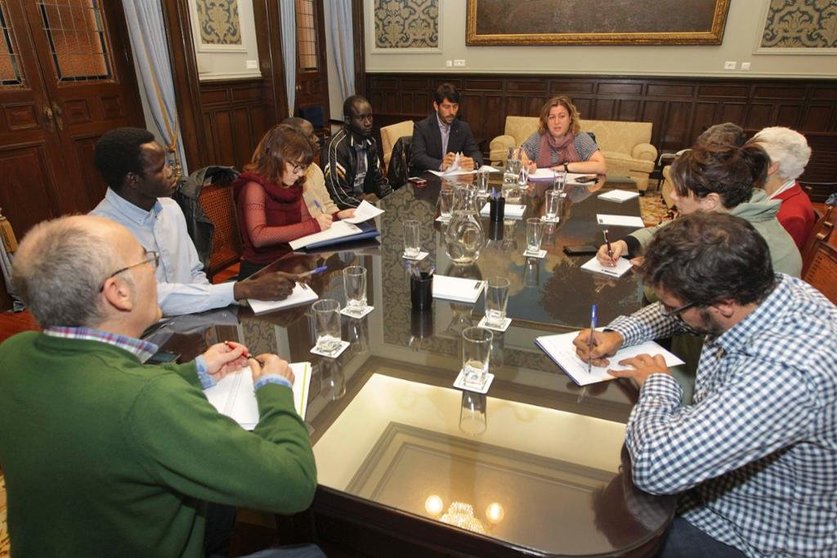 Reunión da concelleira de Igualdade, Rocío Fraga, con membros do colectivo
