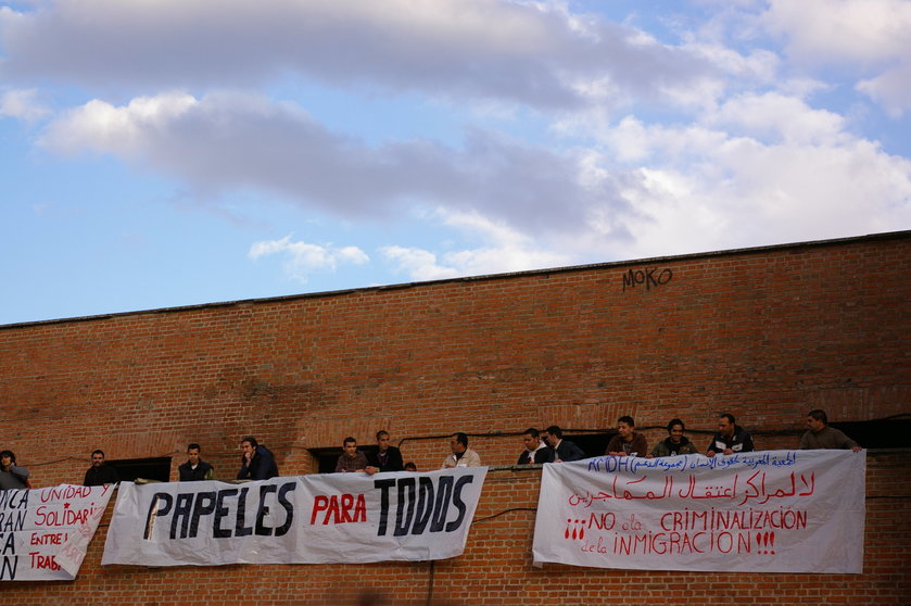 Un grup de persones amb pancartes es manifesten contra els CIE des de l&#39;antiga presó de Carabanchel | Wikimedia Commons