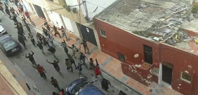 Decenas de personas de origen subsahariano corren por las calles de Ceuta tras lograr saltar la valla fronteriza | Imagen cedida por Karim Prim | ElDiario.es
