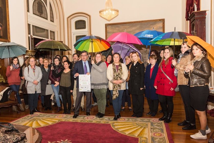 La concejala de Igualdade e Diversidade, Rocío Fraga, con representantes de asociaciones de ámbitos de la diversidad