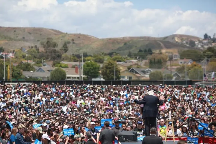 Sanders en un mitin en California