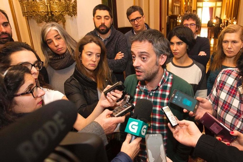 El alcalde de A Coruña, Xulio Ferreiro, atiende a los medios