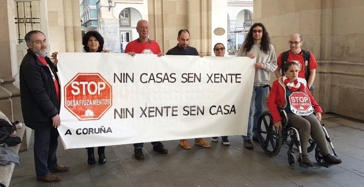 Stop Desafiuzamentos diante do rexistro do Concello da Coruña este venres.Foto InfoColaborativa. jpg