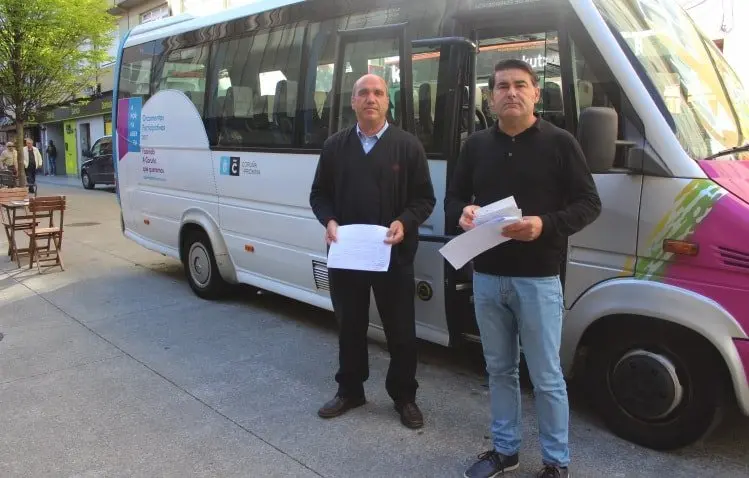 Encargados do bus itinerante esta mañá nas Conchiñas-min