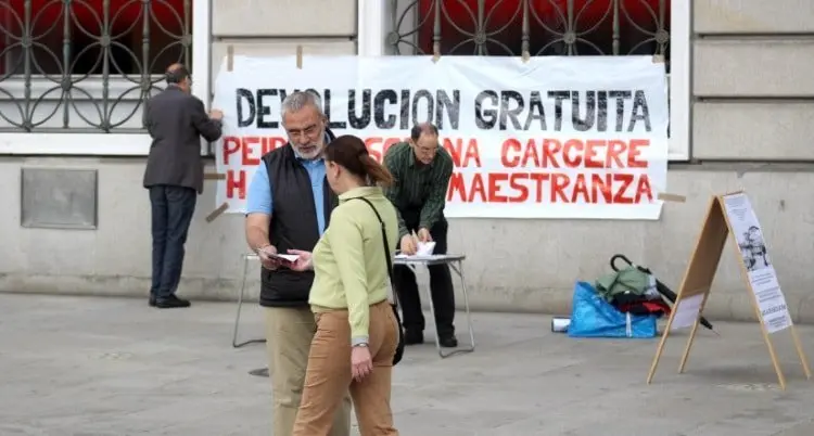 Reparto de folletos e mesa de recollida de sinaturas esta mañá no Obelisco-min