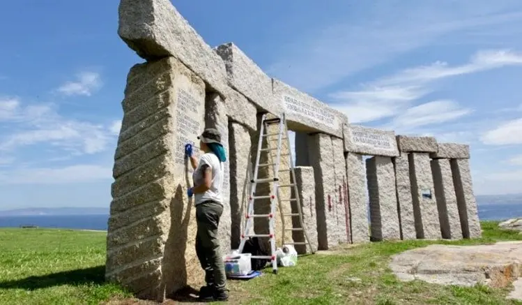 Traballos de restauración no Memorial no Campo da Rata