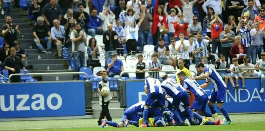 Los jugadores del Fabril celebran el triunfo en Riazor