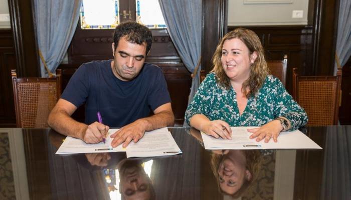La concejala de Igualdade, Rocío Fraga, firmó el convenio de colaboración