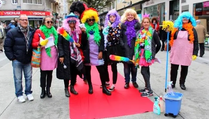 [foto 2] Participantes no proxecto Imaxinación Política antes da pasarela de precarias