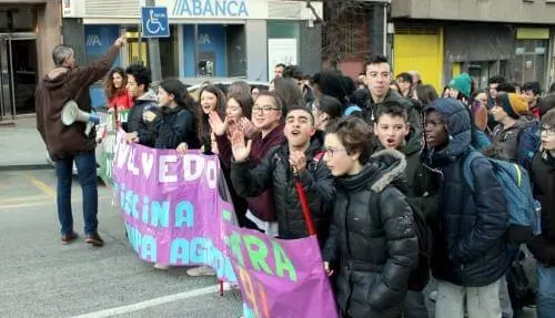 O director do centro, na cabeza da manifestación deste mércores