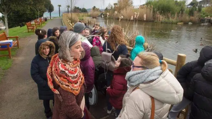 A concelleira María García, nunha visita á lagoa de Eirís, no marco do programa de educación ambiental