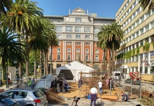 Instalación do campo de persoas refuxiadas nos xardíns de Méndez Núñez 2