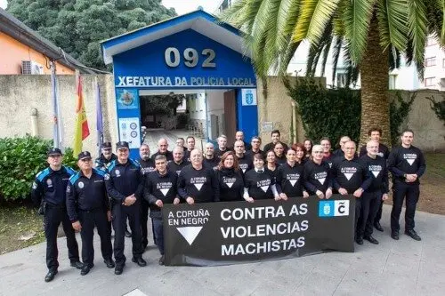 Rocío Fraga xunto a membros da Policía Local