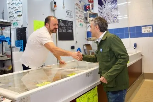 Xulio Ferreiro no mercado de Elviña (2)