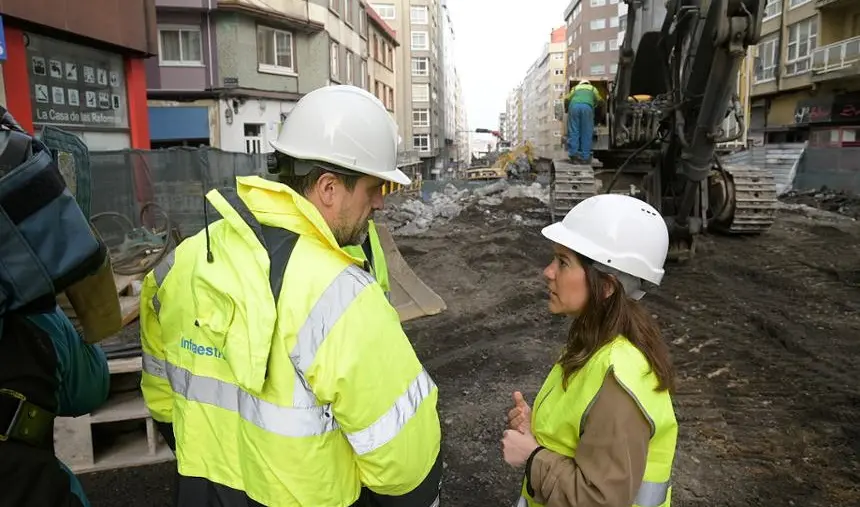 Inés Rey, este xoves nas obras de demolición do viaduto. Imaxe Concello da Coruña