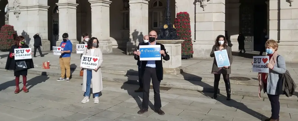 Francisco Jorquera e Avia Veira, concelleiros do BNG, xunto a María Xosé Bravo, ex concelleira nacionalista, en María Pita, o 4 de febreiro de 2021. Celebración da aprobación en pleno da ordenanza do galego do Concello da Coruña. Foto BNG