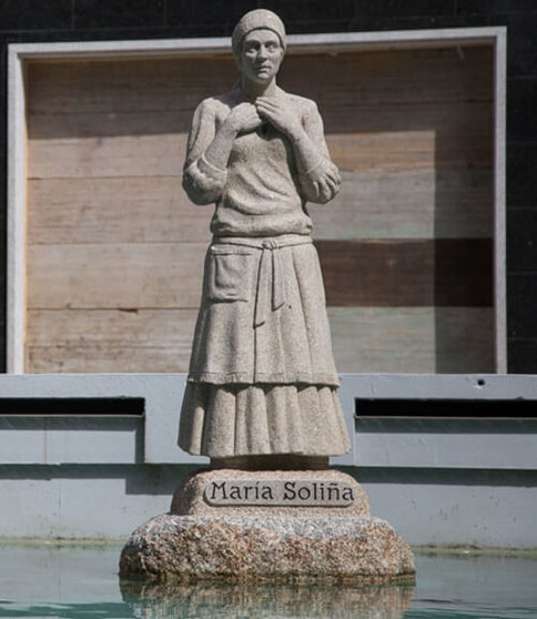 María Soliña, estatua