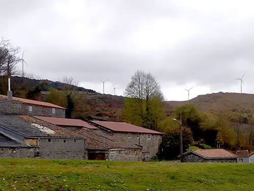 Aeroxeradores en San Mar&iacute;a de Cexo, Verea. Pol&iacute;gono veci&ntilde;o do proxecto no Monte da Neve