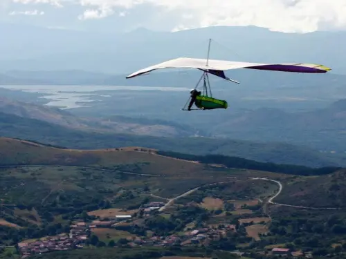 Práctica do parapente sobre a paisaxe arraiana onde se proxectan polígonos e liñas de alta tensión (imaxe 2 ALA DELTA GALICIA)