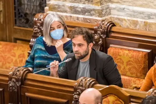 Iago Martínez e María García no pleno municipal