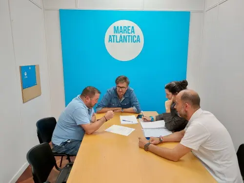 Alberto Lema con representantes sindicais do Club do Mar