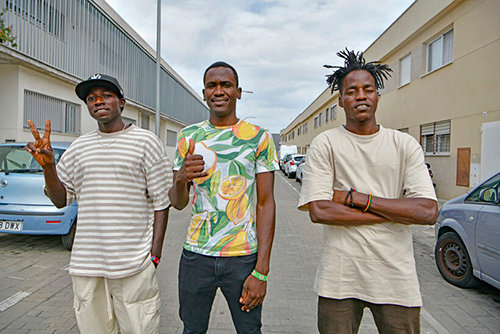 Adam, Yaya y Hussein, tres jovenes de Sudán que lograron entrar a Melilla. Adam sobrevivió al salto del 24 de Junio de 2022. (Imagen de Antonio Sempere)
