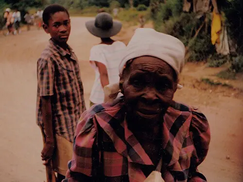 Street scene in Haiti. Imagen de Silvia Zukrigl, Creative Commons Attribution-Share Alike 3.0 Unported, vía Wikimedia Commons