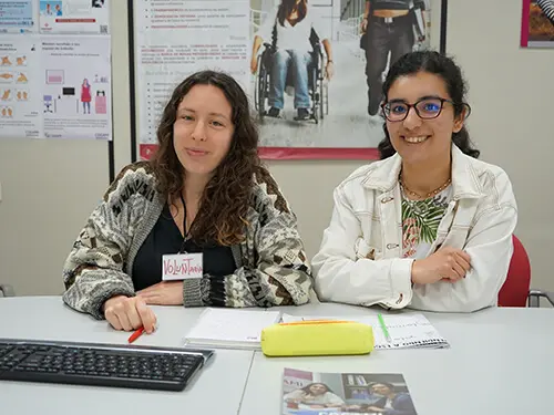 A voluntaria Zaida presta apoio educativo a Wiame para reforzar coñecementos na materia de lectura e escritura en lingua castelá.