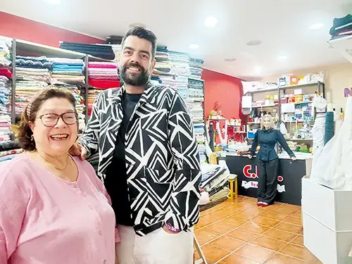 Celia, Jorge y, al fondo, Gloria