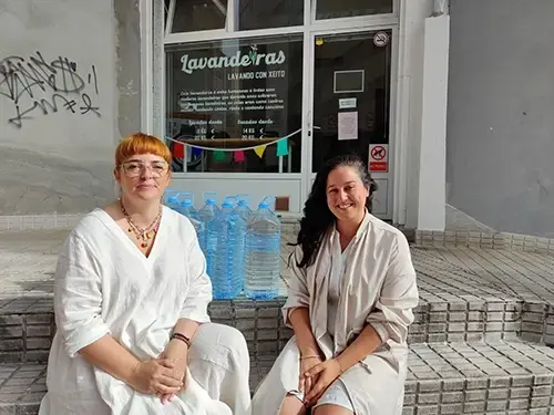 Silvia y Mar&iacute;a recogida de material para ayudar a la gente que sufre incendios en Ourense