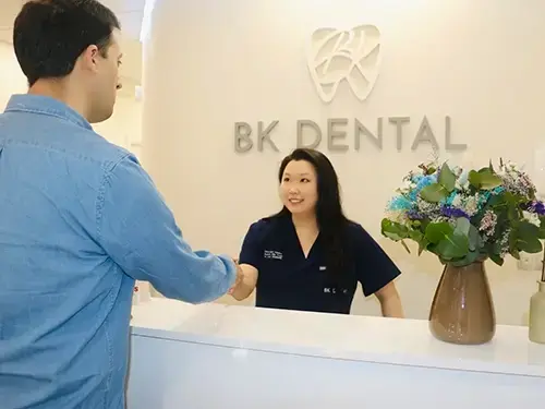 Dra. Kim recibiendo a un paciente