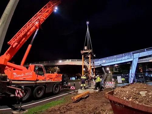 Na imaxe, os operarios traballando na colocaci&oacute;n das torres da pasarela provisional (imaxe de Concello da Coru&ntilde;a)